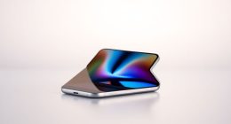 Taitettava iPhone avattuna ja suljettuna